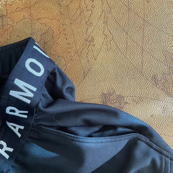 UNDER ARMOUR shorts with pockets, size small - Picture 3 of 4